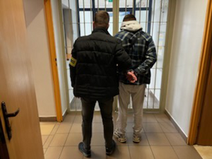 policjant z zatrzymanym nietrzeźwym kierującym