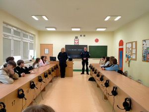 spotkanie policjantów z uczniami szkoły podstawowej