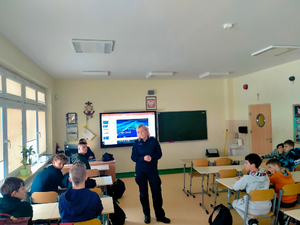 spotkanie policjantów z uczniami szkoły podstawowej