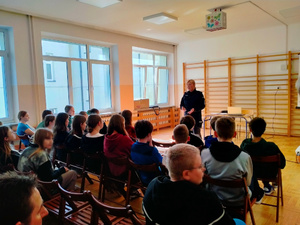 spotkanie policjantki z uczniami