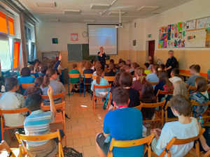 spotkanie policjantów z uczniami szkoły podstawowej w Piastowie