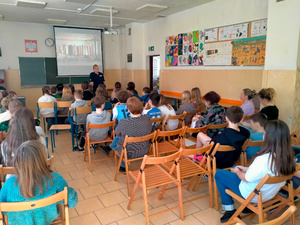 spotkanie policjantów z uczniami szkoły podstawowej w Piastowie
