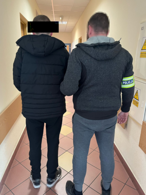 policjant z zatrzymanym nietrzeźwym kierującym