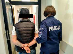 policjantka z zatrzymanym mężczyzną