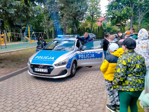 umundurowana policjantka i policjant oraz uczniowie podczas spotkania profilaktycznego.