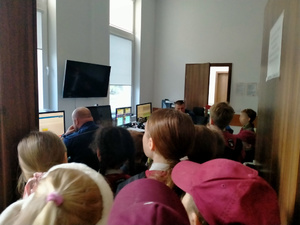 policjanci oraz harcerze podczas spotkania w pruszkowskiej komendzie policji