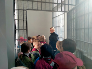 policjanci oraz harcerze podczas spotkania w pruszkowskiej komendzie policji