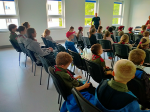 policjanci oraz harcerze podczas spotkania w pruszkowskiej komendzie policji