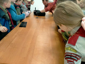 policjanci oraz harcerze podczas spotkania w pruszkowskiej komendzie policji