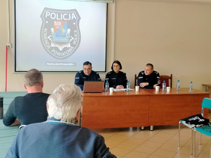 spotkanie policjantów z mieszkańcami podczas debat społecznych