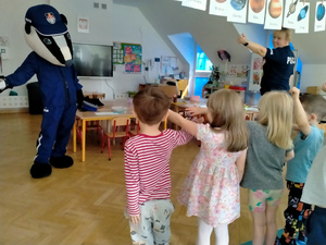 Maskotka Policjant Borsuk podczas spotkania z przedszkolakami