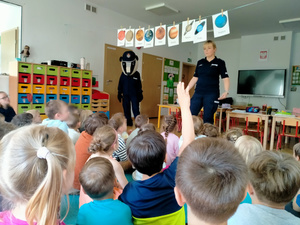 Maskotka Policjant Borsuk podczas spotkania z przedszkolakami