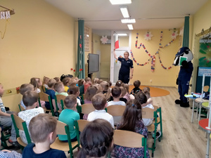 Maskotka Policjant Borsuk podczas spotkania z przedszkolakami