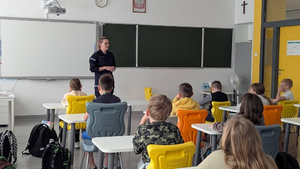 policjantka podczas spotkania z uczniami