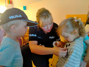 policjantka i maskotka policyjna podczas spotkania z dziećmi