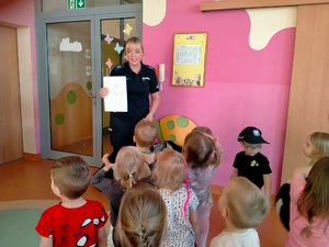policjantka i maskotka policyjna podczas spotkania z dziećmi