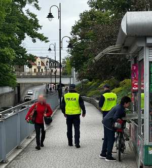 policjanci kontrolujący przejście w okolicach tunelu w Brwinowie
