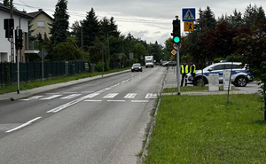 policjanci kontrolujący stosowanie się przez kierowców do sygnalizacji świetlnej