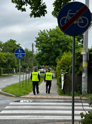 policjanci podzcas kontroli ścieżki pieszo-rowerowej