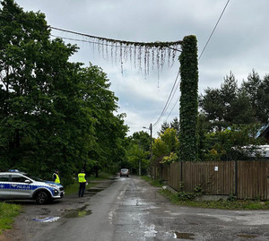 policjanci podczas realizacji postulatów zgłoszonych przez mieszkańców