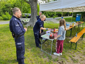 policjanci podczas obchodów &quot;Dnia Dziecka z wędką&quot; w Brwinowie