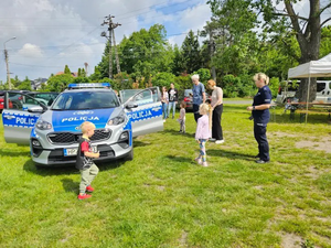 policjanci podczas obchodów &quot;Dnia Dziecka z wędką&quot; w Brwinowie