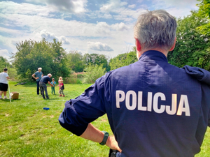 policjanci podczas obchodów &quot;Dnia Dziecka z wędką&quot; w Brwinowie