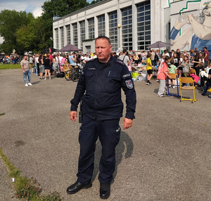 policjant podczas zabezpieczenia pikniku rodzinnego w Raszynie