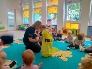 policjantka oraz maskotka policyjna podczas spotkania z dziećmi