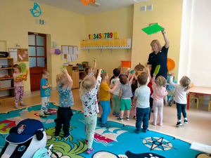 policjantka oraz maskotka policyjna podczas spotkania z dziećmi