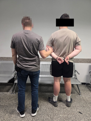 policjant z zatrzymana osobą