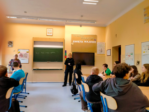 umundurowana policjantka w klasie szkolnej podczas spotkania z uczniami