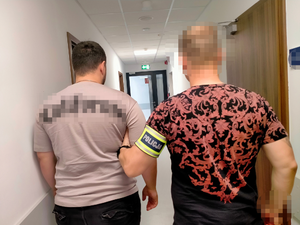 policjant nieumundurowany z opaską na ramieniu POLICJA, zatrzymany mężczyzna
