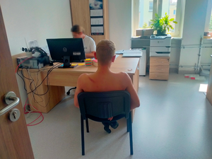 policjantka przesłuchująca zatrzymanego mężczyznę