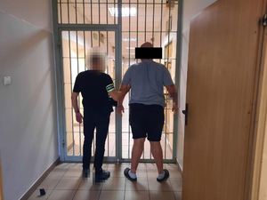 policjant  z zatrzymanym mężczyzną