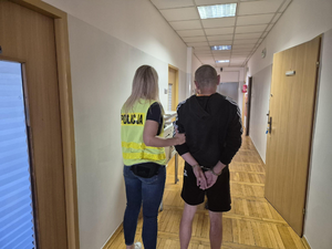 policjantka z jednym z zatrzymanych męzczyzn