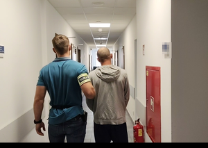 nieumundurowany policjant z zatrzymanym mężczyzną