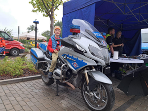 policjanci umundurowani oraz mieszkańcy podczas pikniku