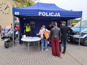 policjanci umundurowani oraz mieszkańcy podczas pikniku