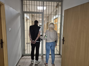 policjantka z zatrzymanym mężczyzną
