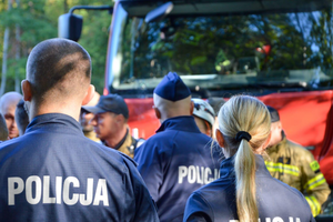 policjanci oraz strażacy pożarni podczas działań w kompleksie leśnym