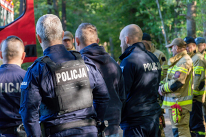 policjanci oraz strażacy pożarni podczas działań w kompleksie leśnym