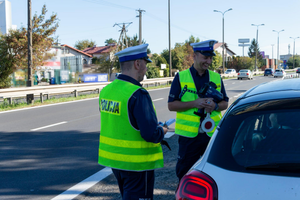 policjanci umundurowani działający w ramach kampanii. zatrzymujący pojazdy.
