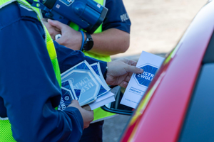 policjanci NA DRODZE ZATRZYMUJĄCY POJAZDY, PROMUJĄCY KAMPANIĘ