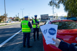 policjanci NA DRODZE ZATRZYMUJĄCY POJAZDY, PROMUJĄCY KAMPANIĘ
