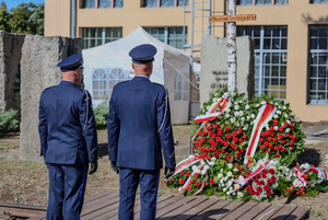 policjanci umundurowani oddają hołd