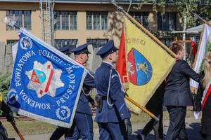 policjanci umundurowani oddają hołd