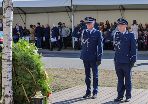 policjanci umundurowani oddają hołd