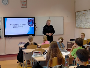 policjantka umundurowana podczas spotkań z uczniami
