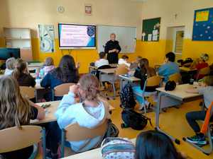 policjantka umundurowana podczas spotkań z uczniami